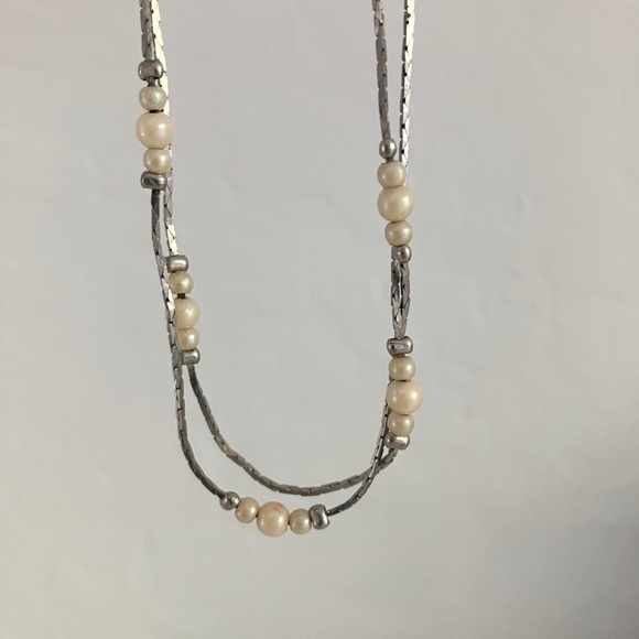 Long vintage liquid silver necklace with cream faux pearls - Picture 2 of 6